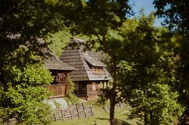 Raven'S Nest - The Hidden Village, Transylvania - Romania