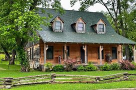 Quiet Hollister Cabin Walk To Lake Taneycomo