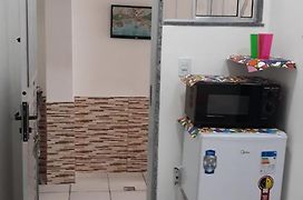 Apto 12 Kitnet pequena NOVA Térreo Ar Cond Microondas Frigobar Tv Banheiro Excelente Localização Barato Centro Praia