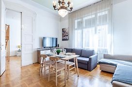 Huge Apartment In The City Center