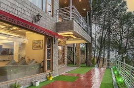 The Himalyan Mansion I Serviced Villa I Pvt Villa I Open Air Lawn I Bonfire I Kasauli By Exotic Stays