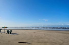 Casa nova na praia com piscina e área de churrasco