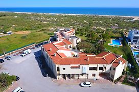 Praia Da Lota Resort - Beachfront Hotel