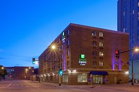 Holiday Inn Express Hotel & Suites Minneapolis-Downtown Convention Center, An Ihg Hotel