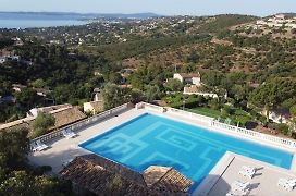 Les ISSAMBRES appart grande terrasse superbe vue mer et golf de saint Tropez, piscine