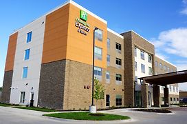 Holiday Inn Express & Suites Omaha - Millard Area, An Ihg Hotel