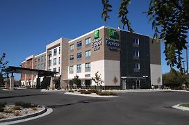Holiday Inn Express & Suites Boise Airport, An Ihg Hotel