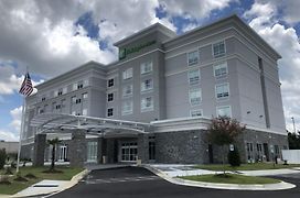Holiday Inn & Suites - Fayetteville W-Fort Bragg Area, An Ihg Hotel