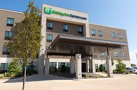 Holiday Inn Express & Suites - Kingfisher, An Ihg Hotel