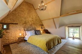 Maison typique bretonne avec toit de chaume