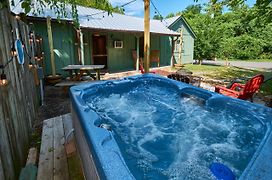 Steps From Downtown Pigeon Forge Parkway + Private Hottub And Firepit - Wifi - Firefly Bungalows