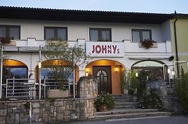 Gästehaus Weinhandl&Johnnys Pizzeria
