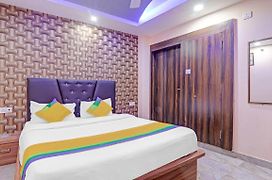 Itsy By Treebo - Hotel Royal Galaxy New Bairahana Allahabad