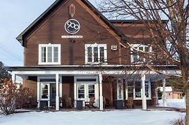 Le 900 Tremblant Inn Cafe And Bistro