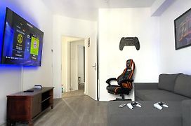 Gaming PS5 + 65 Zoll 4K TV Wohnung mit Balkon