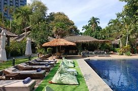 Let'S Hyde Pattaya Resort & Villas - Pool Cabanas