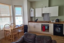 Yarmouth Apartments, Street Permit Parking, Close To Everything, Beach, Pier, Free Wifi