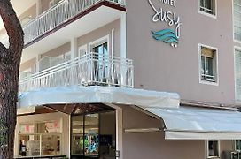 Hotel Susy - Ambienti rinnovati 2022 - direttamente su viale Dante e a due passi dal mare