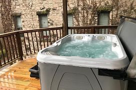 Private Luxury Suite With Hot Tub Downtown Eureka Springs