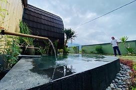 Tegal Bamboo Cottages & Private Hot Spring