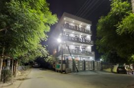 Olive Service Apartments - City Centre Noida