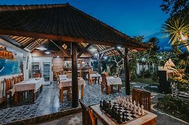 Alam Nusa Bungalow Huts & Spa
