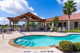 Bright And Spacious Apartments With Gym And Pool Access At Century Stone Hill North In Pflugerville, Austin