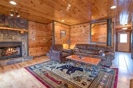 Standing Bear Lodge, 5 Bedrooms, Sleeps 18, Pool Table, Air Hockey, Hot Tub