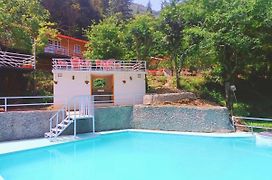 Aamod At Shoghi Luxury Cottage Resort