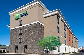 Holiday Inn Express & Suites Greensboro - I-40 Atwendover, An Ihg Hotel