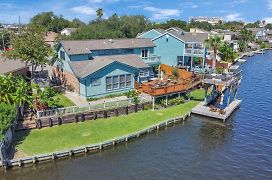 Beauty On The Water! Lake House Near The Beaches!