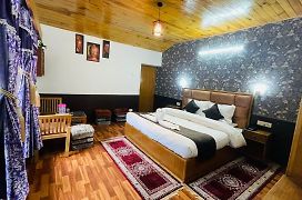 Hotel Hilltop At Mall Road Manali With Open Terrace