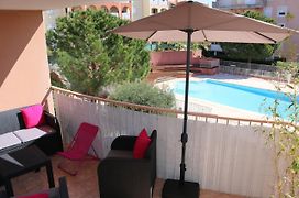 Coeur de FREJUS, Appartement 3 pièces climatisé avec piscine, terrasse, barbecue