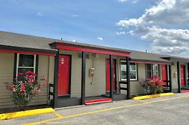 Whistling Pines Motel- Daily And Extended Stay