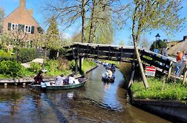 B&B Villa Giethoorn - Canalview, Privacy & Parking