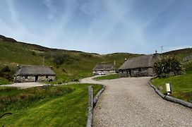 Tigh Phadraig At Marys Thatched Cottages