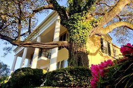 Anchuca Historic Mansion & Inn