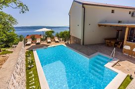 Villa Antani With Heated Pool, Sauna & Jacuzzi