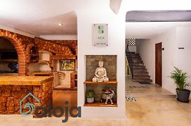 Vica Guest House Con Piscina En La Entrada De La Zona Hotelera