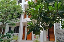 The Palines Apartment And Guesthouse - Vista Alabang