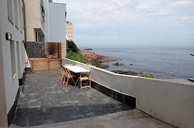 Vila Mariña. Casa marinera con terraza sobre el mar en Caión