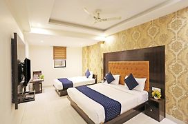 Hotel Iconic Near Delhi Igi International Airport
