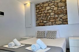 The Beach House - Apartments & Studios (Adults Only)