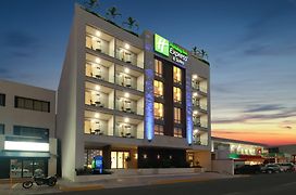Holiday Inn Express&Suites - Playa del Carmen, an IHG Hotel