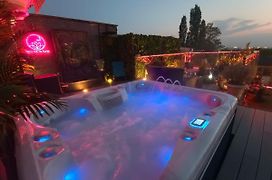 Spa De La Lune - Private Love Room Suite With Terrace And View - Air Conditioned- Double Jacuzzi - Sauna - King Size Bed - Free Wifi - Free Parking - Free Breakfast - Close To Cdg Airport And To The North Of Paris