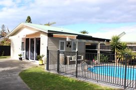 The Pool House Bed & Breakfast - Napier