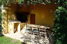 Agréable villa familiale avec piscine chauffée, grand jardin, située proche du centre du village de Mouriès au coeur des Alpilles, 10 personnes, LS1-140 Baguie Roso