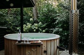Forest Bungalow 1 - Hottub - Nature - Relax