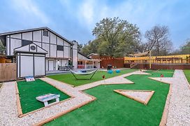 Pool, Gameroom & Minigolf Enchanting Texas Home