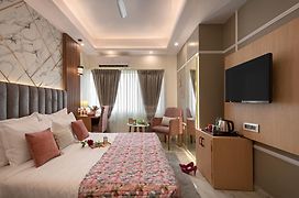 Hotel Sarang Palace - Boutique Stays